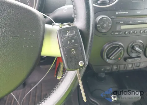 2010 Volkswagen New Beetle 2.5L z USA, uszkodzony, nr VIN 3VWRG3AL9AM002676